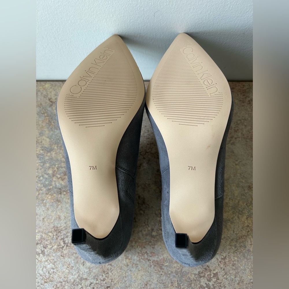 Calvin Klein NWOT Gray Suede Leather 4” Heels size 7M - Picture 5 of 8
